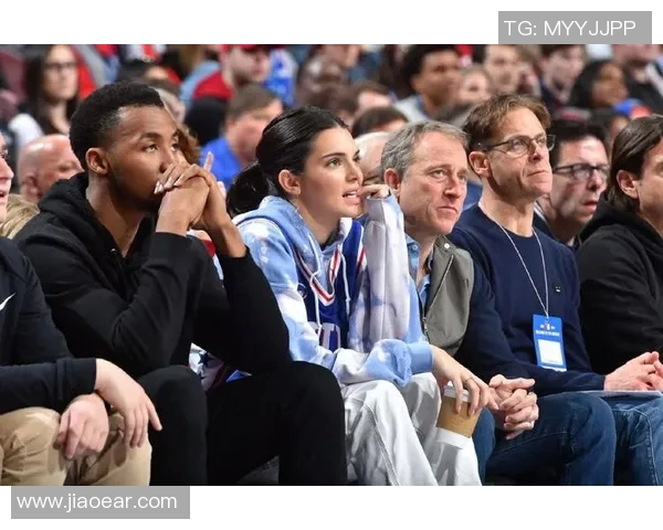 火箭队与小牛队激战正酣NBA赛场精彩瞬间回顾与分析